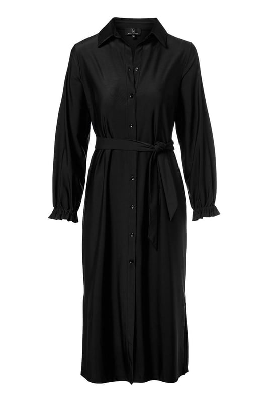 Dieses durchgehende Kleid mit Knopfleiste aus der neuesten Kollektion von Mart Visser ist ein echtes Must-have für jede Garderobe. Das zeitlose und elegante Design macht dieses Kleid alltagstauglich. Das schwarze Kleid aus weichem Reisestoff bietet sowohl Komfort als auch Bewegungsfreiheit. Mit dem passenden Bindegürtel gelingt dir ganz einfach die perfekte Passform. Das Kleid hat praktische Seitentaschen, einen klassischen Reverskragen und elastische Details an den Ärmeln, die einen dezenten Rüscheneffekt erzeugen. Die gerade Passform des Kleides fällt elegant bis zur Wade. Darüber hinaus lässt sich das Kleid offen als Longbluse tragen, kombiniert mit Jeans und einem stylischen Top oder einem Basic-Unterhemd. Suchen Sie nach einer anderen Farbe? Dann schau dir auch die marineblaue Version dieses wunderschönen Kleides an! Das schwarze durchgehende Kleid ist die perfekte Ergänzung Ihrer Garderobe und eine echte Investition für die Zukunft.