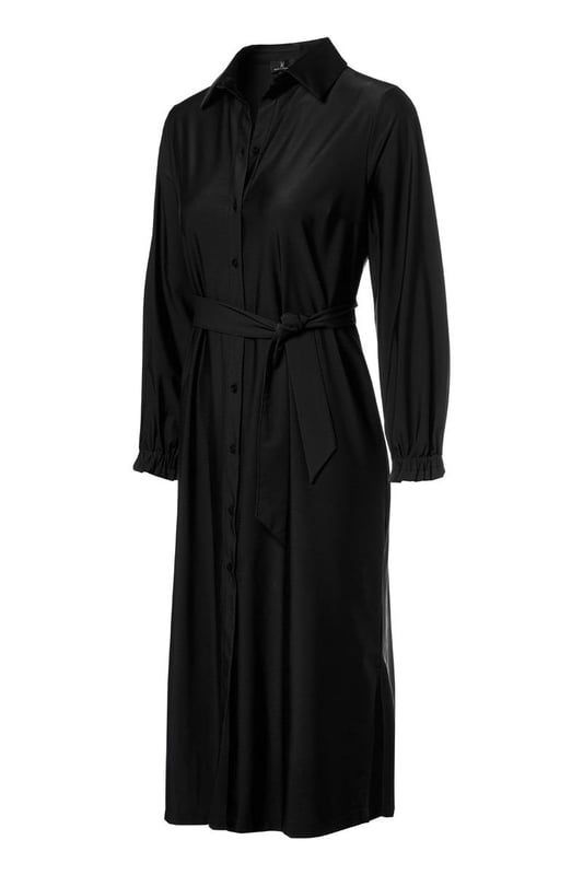 Dieses durchgehende Kleid mit Knopfleiste aus der neuesten Kollektion von Mart Visser ist ein echtes Must-have für jede Garderobe. Das zeitlose und elegante Design macht dieses Kleid alltagstauglich. Das schwarze Kleid aus weichem Reisestoff bietet sowohl Komfort als auch Bewegungsfreiheit. Mit dem passenden Bindegürtel gelingt dir ganz einfach die perfekte Passform. Das Kleid hat praktische Seitentaschen, einen klassischen Reverskragen und elastische Details an den Ärmeln, die einen dezenten Rüscheneffekt erzeugen. Die gerade Passform des Kleides fällt elegant bis zur Wade. Darüber hinaus lässt sich das Kleid offen als Longbluse tragen, kombiniert mit Jeans und einem stylischen Top oder einem Basic-Unterhemd. Suchen Sie nach einer anderen Farbe? Dann schau dir auch die marineblaue Version dieses wunderschönen Kleides an! Das schwarze durchgehende Kleid ist die perfekte Ergänzung Ihrer Garderobe und eine echte Investition für die Zukunft.