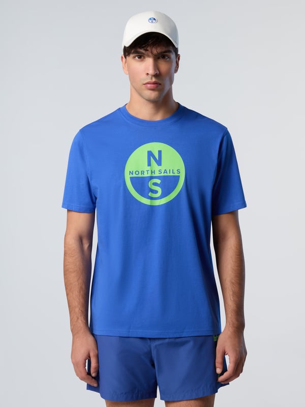 Een casual kledingstuk met de iconische North Sails-uitstraling. Dit maxi-logo T-shirt is ontworpen met comfort en de planeet in het achterhoofd en is gemaakt van jersey van biologisch katoen om het waterverbruik en de schadelijke uitstoot actief te verminderen. Gestyled met een klassieke geribbelde ronde hals.