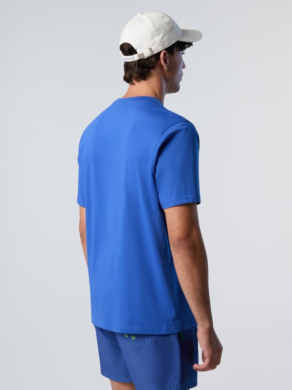 Een casual kledingstuk met de iconische North Sails-uitstraling. Dit maxi-logo T-shirt is ontworpen met comfort en de planeet in het achterhoofd en is gemaakt van jersey van biologisch katoen om het waterverbruik en de schadelijke uitstoot actief te verminderen. Gestyled met een klassieke geribbelde ronde hals.