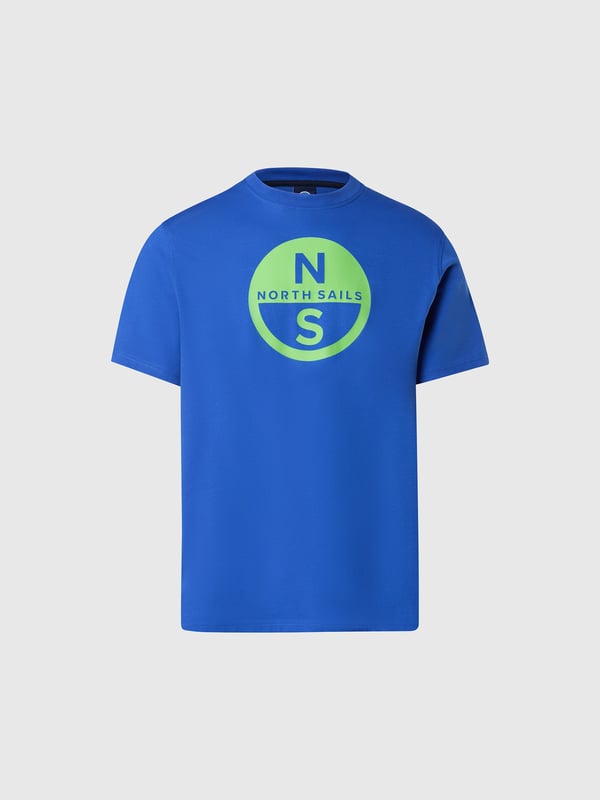Een casual kledingstuk met de iconische North Sails-uitstraling. Dit maxi-logo T-shirt is ontworpen met comfort en de planeet in het achterhoofd en is gemaakt van jersey van biologisch katoen om het waterverbruik en de schadelijke uitstoot actief te verminderen. Gestyled met een klassieke geribbelde ronde hals.