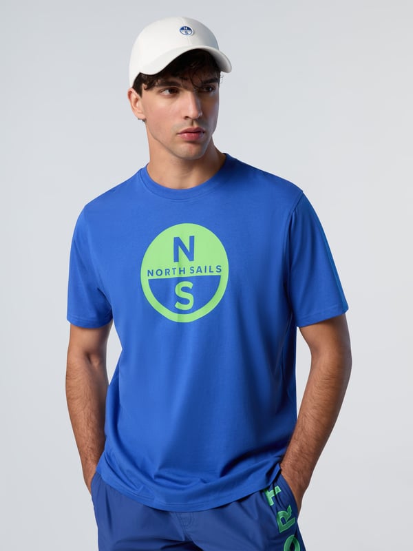 Een casual kledingstuk met de iconische North Sails-uitstraling. Dit maxi-logo T-shirt is ontworpen met comfort en de planeet in het achterhoofd en is gemaakt van jersey van biologisch katoen om het waterverbruik en de schadelijke uitstoot actief te verminderen. Gestyled met een klassieke geribbelde ronde hals.