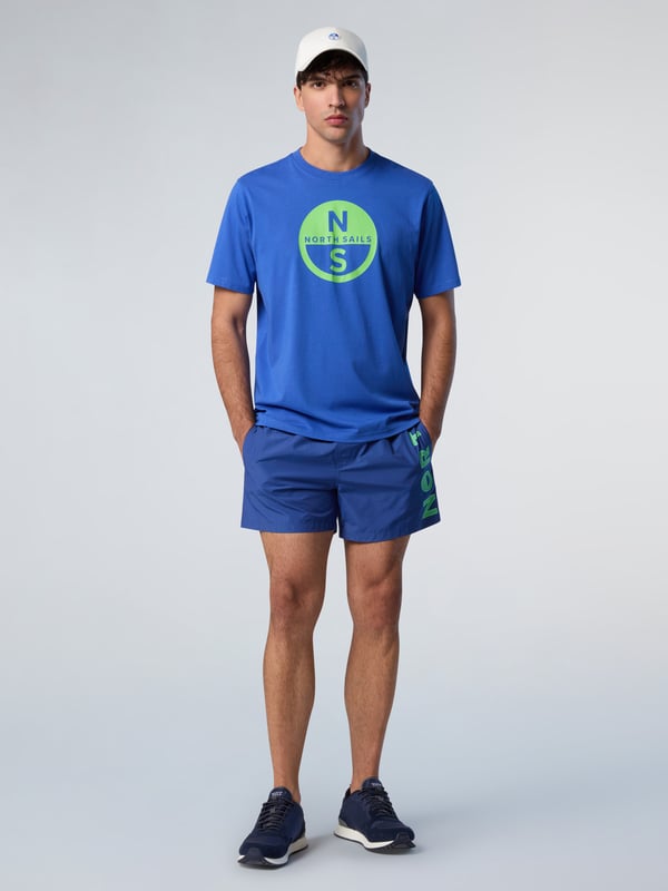 Een casual kledingstuk met de iconische North Sails-uitstraling. Dit maxi-logo T-shirt is ontworpen met comfort en de planeet in het achterhoofd en is gemaakt van jersey van biologisch katoen om het waterverbruik en de schadelijke uitstoot actief te verminderen. Gestyled met een klassieke geribbelde ronde hals.