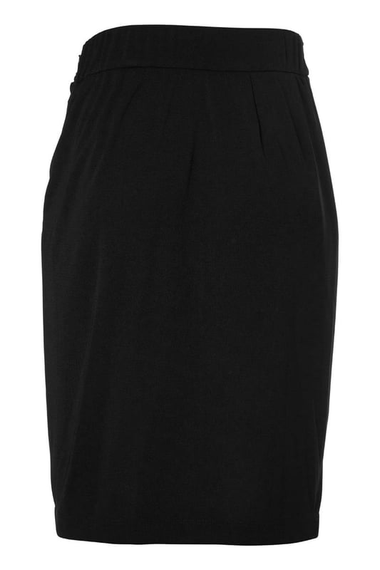 De elegante zwarte Riley rok is zowel casual als sportief en is een must-have in je garderobe. Deze rok heeft een mooie lengte die net boven de knie valt en is gemaakt van een hoogwaardige jersey stof die ultiem comfort biedt. De fijne stretch in de stof zorgt ervoor dat de rok soepel om je lichaam valt, waardoor je hem niet wilt uittrekken. Het asymmetrische strikdetail aan de linkerzijde van de overslagrok geeft een uniek en stijlvol effect. De rok heeft een rechte pasvorm en is voorzien van een elastisch detail in de tailleband aan de achterkant voor optimaal draagcomfort. Het rechte model staat garant voor een perfecte pasvorm en maximale draagbaarheid. Combineer de stijlvolle Riley overslagrok met de zwarte Raisy top voor een speelse jurk-look, of draag hem met een blazer en laarsjes voor een chique, afgewerkte look. Je kunt de zwarte rok ook combineren met een mooie blouse en een laars voor een elegante kantooroutfit. Ga voor een look die zowel comfortabel als chic is!