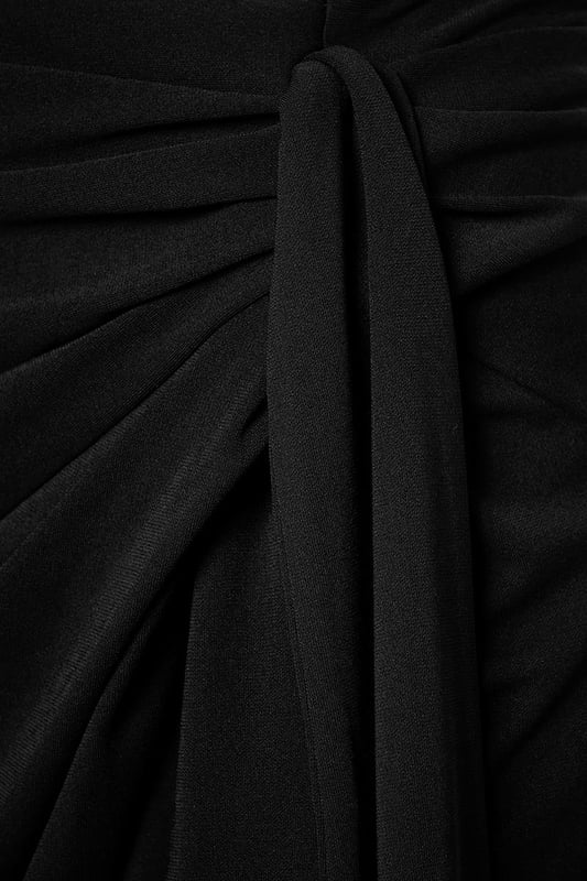 De elegante zwarte Riley rok is zowel casual als sportief en is een must-have in je garderobe. Deze rok heeft een mooie lengte die net boven de knie valt en is gemaakt van een hoogwaardige jersey stof die ultiem comfort biedt. De fijne stretch in de stof zorgt ervoor dat de rok soepel om je lichaam valt, waardoor je hem niet wilt uittrekken. Het asymmetrische strikdetail aan de linkerzijde van de overslagrok geeft een uniek en stijlvol effect. De rok heeft een rechte pasvorm en is voorzien van een elastisch detail in de tailleband aan de achterkant voor optimaal draagcomfort. Het rechte model staat garant voor een perfecte pasvorm en maximale draagbaarheid. Combineer de stijlvolle Riley overslagrok met de zwarte Raisy top voor een speelse jurk-look, of draag hem met een blazer en laarsjes voor een chique, afgewerkte look. Je kunt de zwarte rok ook combineren met een mooie blouse en een laars voor een elegante kantooroutfit. Ga voor een look die zowel comfortabel als chic is!