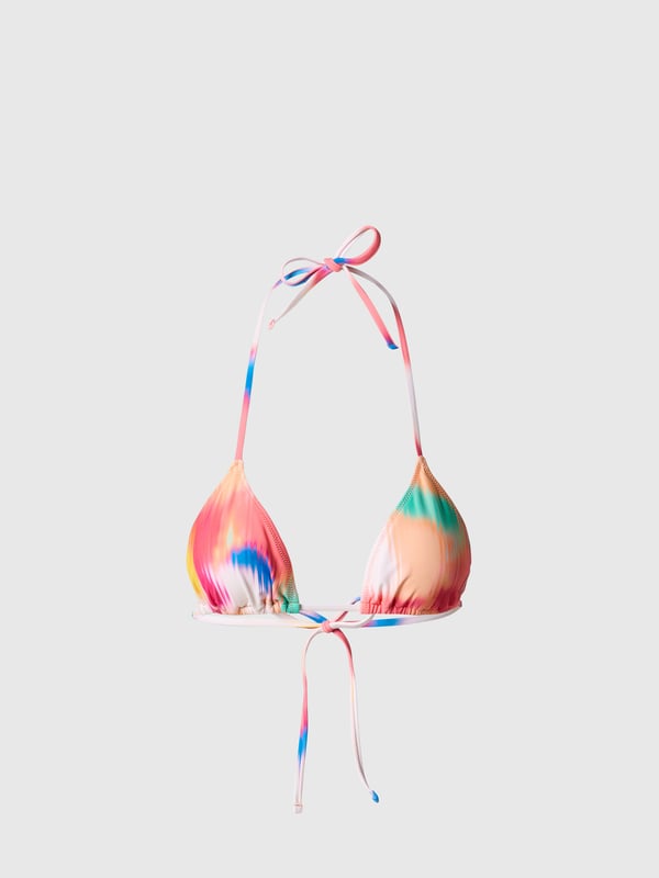 Chique, comfortabel en planeetbewust. Deze triangelbikinitop is gestyled met delicate bandjes die kunnen worden aangepast om de perfecte pasvorm te bereiken en is gemaakt van gerecycled nylon microvezel voor een flexibel gevoel met een lichtere voetafdruk. Kies uit twee effen kleurstellingen en twee door het strand goedgekeurde prints.