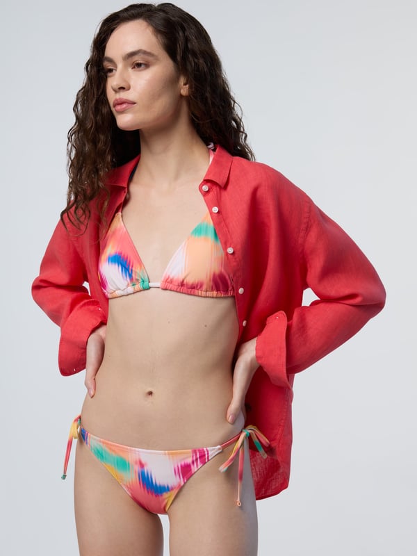 Chique, comfortabel en planeetbewust. Deze triangelbikinitop is gestyled met delicate bandjes die kunnen worden aangepast om de perfecte pasvorm te bereiken en is gemaakt van gerecycled nylon microvezel voor een flexibel gevoel met een lichtere voetafdruk. Kies uit twee effen kleurstellingen en twee door het strand goedgekeurde prints.