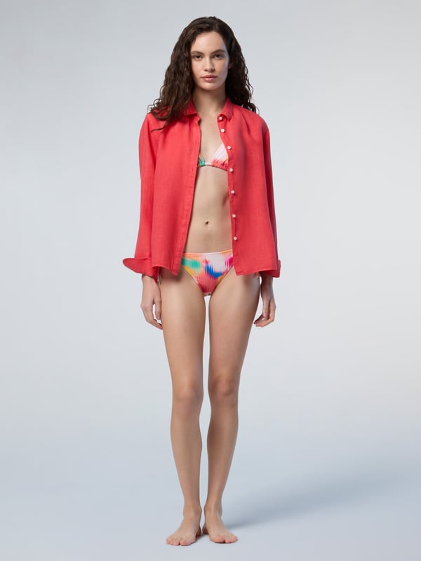 Chique, comfortabel en planeetbewust. Deze triangelbikinitop is gestyled met delicate bandjes die kunnen worden aangepast om de perfecte pasvorm te bereiken en is gemaakt van gerecycled nylon microvezel voor een flexibel gevoel met een lichtere voetafdruk. Kies uit twee effen kleurstellingen en twee door het strand goedgekeurde prints.