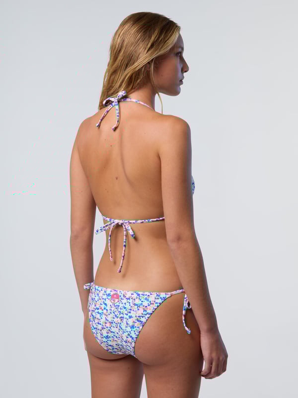 Schick, bequem und umweltfreundlich. Dieses Triangel-Bikinioberteil ist mit zarten Bändern ausgestattet, die für eine perfekte Passform angepasst werden können. Es ist aus recycelter Nylon-Mikrofaser gefertigt und sorgt für ein flexibles Tragegefühl bei geringerem Platzbedarf. Wählen Sie aus zwei einfarbigen Farbvarianten und zwei Strandmustern.