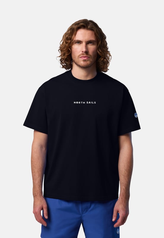 Ingetogen elegantie voor dagelijks comfort. Dit klassieke T-shirt met ronde hals voldoet aan alle eisen en is gemaakt van jersey van biologisch katoen om het waterverbruik en de schadelijke uitstoot actief te verminderen. Verfraaid met een contrasterende print op de borst en onze kenmerkende logopatch op de mouw.