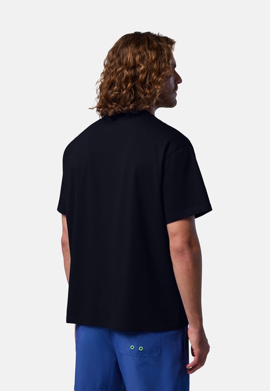 Ingetogen elegantie voor dagelijks comfort. Dit klassieke T-shirt met ronde hals voldoet aan alle eisen en is gemaakt van jersey van biologisch katoen om het waterverbruik en de schadelijke uitstoot actief te verminderen. Verfraaid met een contrasterende print op de borst en onze kenmerkende logopatch op de mouw.