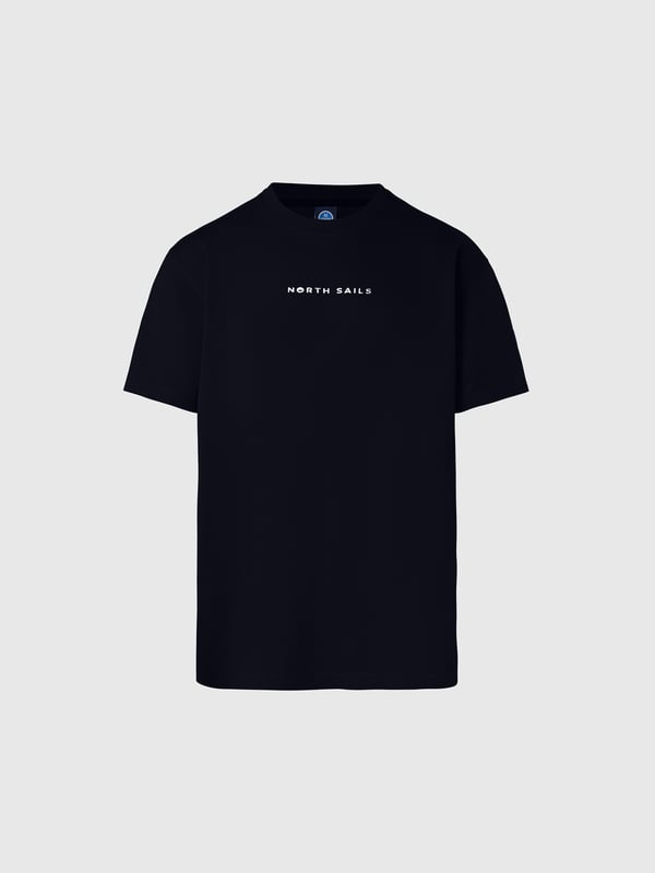 Ingetogen elegantie voor dagelijks comfort. Dit klassieke T-shirt met ronde hals voldoet aan alle eisen en is gemaakt van jersey van biologisch katoen om het waterverbruik en de schadelijke uitstoot actief te verminderen. Verfraaid met een contrasterende print op de borst en onze kenmerkende logopatch op de mouw.