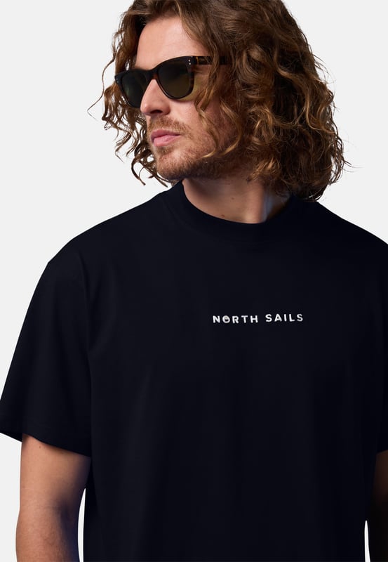 Ingetogen elegantie voor dagelijks comfort. Dit klassieke T-shirt met ronde hals voldoet aan alle eisen en is gemaakt van jersey van biologisch katoen om het waterverbruik en de schadelijke uitstoot actief te verminderen. Verfraaid met een contrasterende print op de borst en onze kenmerkende logopatch op de mouw.
