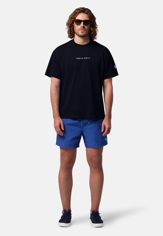 Ingetogen elegantie voor dagelijks comfort. Dit klassieke T-shirt met ronde hals voldoet aan alle eisen en is gemaakt van jersey van biologisch katoen om het waterverbruik en de schadelijke uitstoot actief te verminderen. Verfraaid met een contrasterende print op de borst en onze kenmerkende logopatch op de mouw.