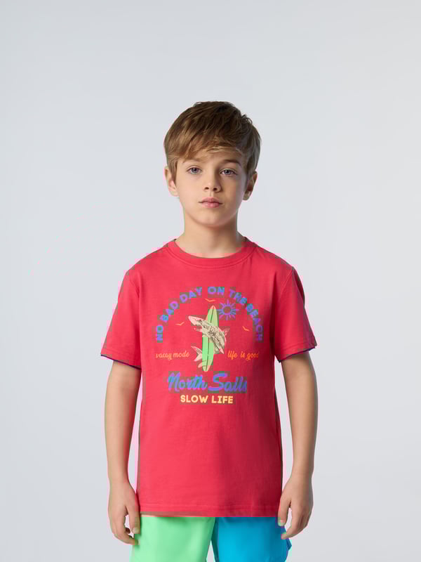 Vacay mode activated. Inject positive vibes into their summer rotation with this vibrant printed T-shirt. Made from organic cotton jersey, it honors our commitment to taking positive steps for the planet too. Edged with contrast inserts on the cuffs for a layered effect.