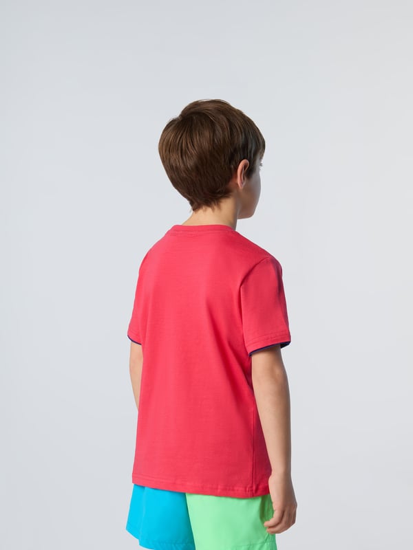 Vacay mode activated. Inject positive vibes into their summer rotation with this vibrant printed T-shirt. Made from organic cotton jersey, it honors our commitment to taking positive steps for the planet too. Edged with contrast inserts on the cuffs for a layered effect.