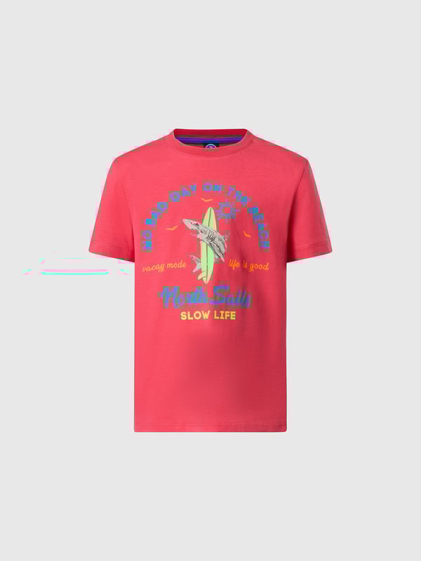 Vacay mode activated. Inject positive vibes into their summer rotation with this vibrant printed T-shirt. Made from organic cotton jersey, it honors our commitment to taking positive steps for the planet too. Edged with contrast inserts on the cuffs for a layered effect.