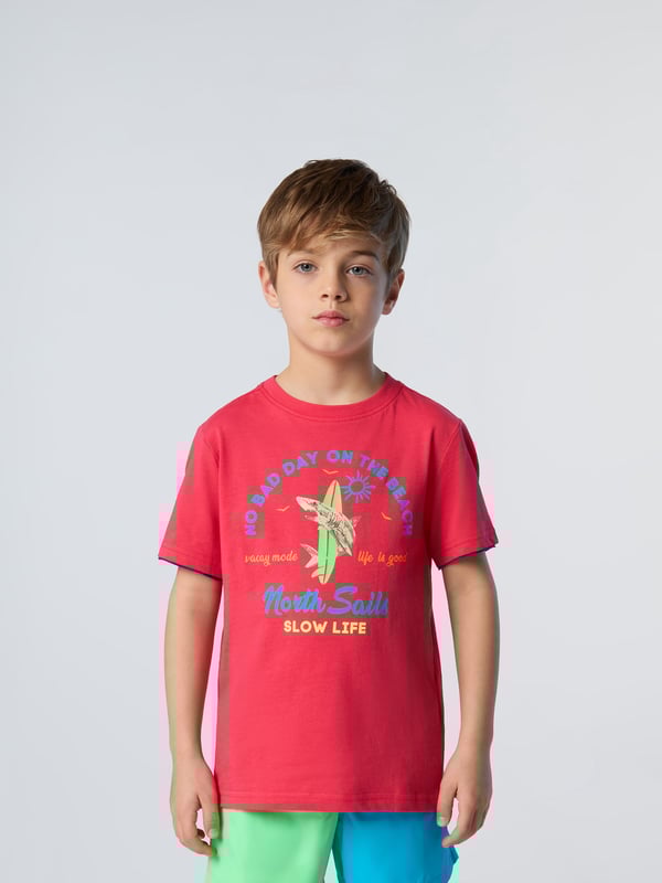 Vacay mode activated. Inject positive vibes into their summer rotation with this vibrant printed T-shirt. Made from organic cotton jersey, it honors our commitment to taking positive steps for the planet too. Edged with contrast inserts on the cuffs for a layered effect.