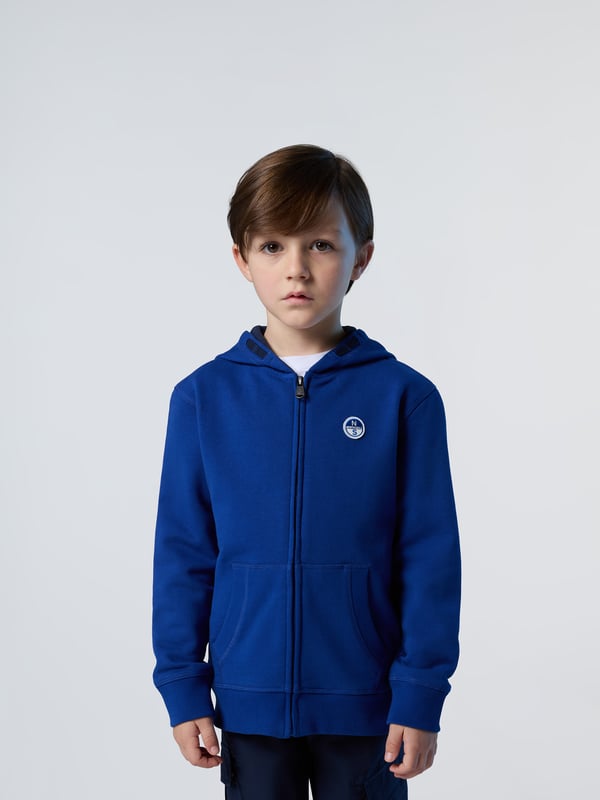 Ein Muss für Reisen, Training und Wochenend-Looks. Dieser Kapuzenpullover für Kinder lässt sich mit seinem Reißverschluss nahtlos von drinnen nach draußen tragen und ist aus 100 % Bio-Baumwolle gefertigt, als Teil unseres Engagements, positive Schritte für den Planeten zu unternehmen. Verziert mit einem Logo-Patch auf der Brust für einen charakteristischen Touch.