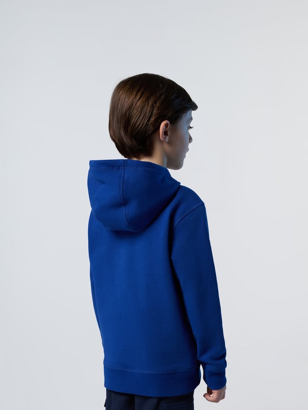 Ein Muss für Reisen, Training und Wochenend-Looks. Dieser Kapuzenpullover für Kinder lässt sich mit seinem Reißverschluss nahtlos von drinnen nach draußen tragen und ist aus 100 % Bio-Baumwolle gefertigt, als Teil unseres Engagements, positive Schritte für den Planeten zu unternehmen. Verziert mit einem Logo-Patch auf der Brust für einen charakteristischen Touch.