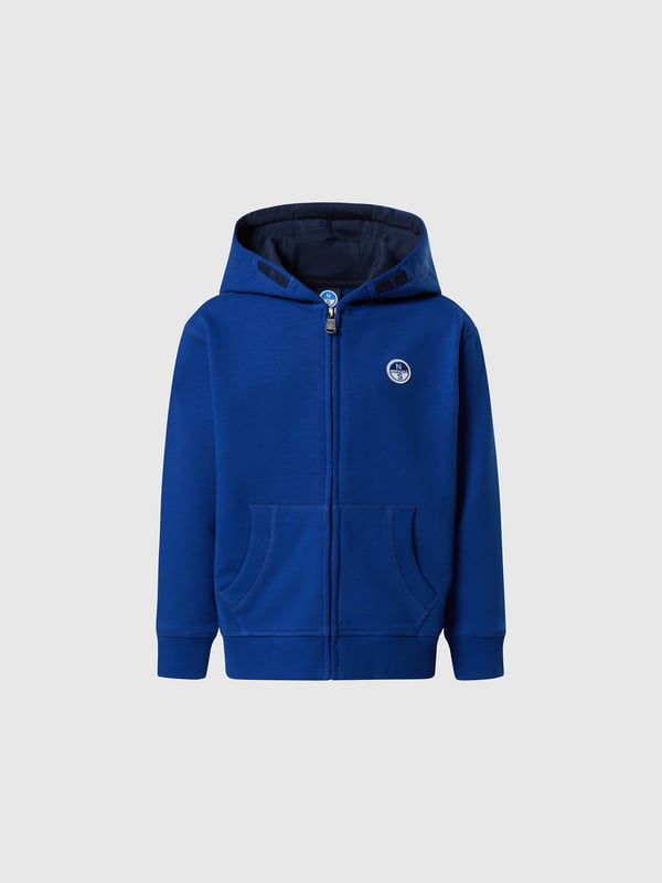 Ein Muss für Reisen, Training und Wochenend-Looks. Dieser Kapuzenpullover für Kinder lässt sich mit seinem Reißverschluss nahtlos von drinnen nach draußen tragen und ist aus 100 % Bio-Baumwolle gefertigt, als Teil unseres Engagements, positive Schritte für den Planeten zu unternehmen. Verziert mit einem Logo-Patch auf der Brust für einen charakteristischen Touch.