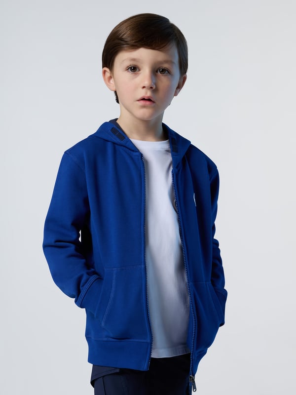 Ein Muss für Reisen, Training und Wochenend-Looks. Dieser Kapuzenpullover für Kinder lässt sich mit seinem Reißverschluss nahtlos von drinnen nach draußen tragen und ist aus 100 % Bio-Baumwolle gefertigt, als Teil unseres Engagements, positive Schritte für den Planeten zu unternehmen. Verziert mit einem Logo-Patch auf der Brust für einen charakteristischen Touch.