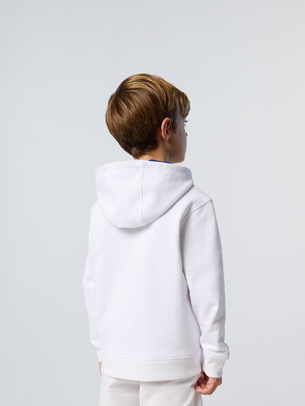 Een must voor reizen, trainingen en weekendlooks. Deze hoodie voor kinderen is gemaakt van 100% biologisch katoen als onderdeel van onze toewijding om positieve stappen te zetten voor de planeet. Verfraaid met een logopatch op de borst voor een kenmerkende touch.