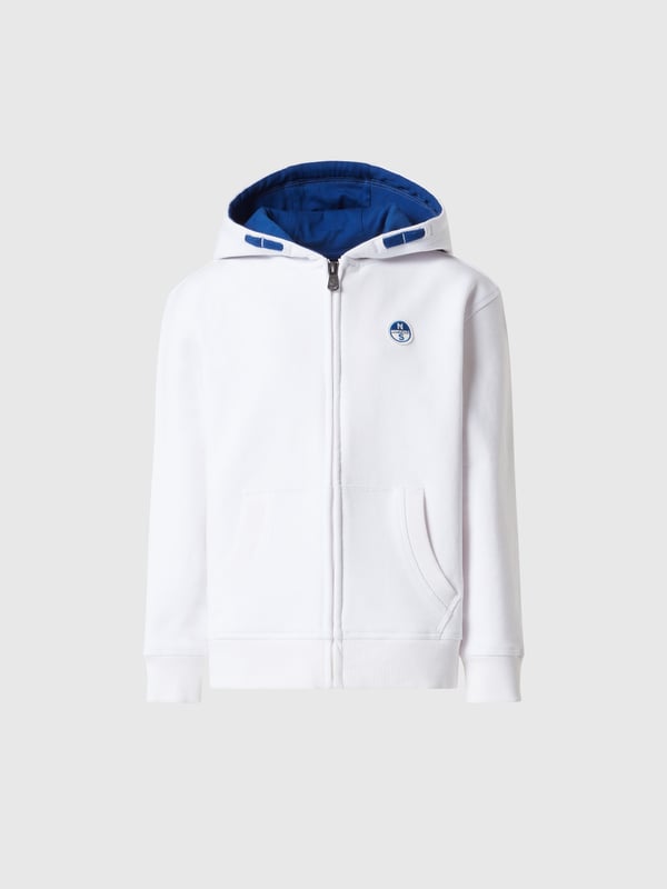 Een must voor reizen, trainingen en weekendlooks. Deze hoodie voor kinderen is gemaakt van 100% biologisch katoen als onderdeel van onze toewijding om positieve stappen te zetten voor de planeet. Verfraaid met een logopatch op de borst voor een kenmerkende touch.