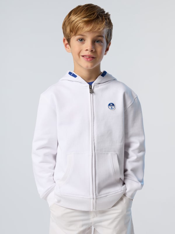 Een must voor reizen, trainingen en weekendlooks. Deze hoodie voor kinderen is gemaakt van 100% biologisch katoen als onderdeel van onze toewijding om positieve stappen te zetten voor de planeet. Verfraaid met een logopatch op de borst voor een kenmerkende touch.