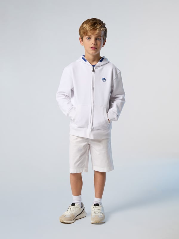 Een must voor reizen, trainingen en weekendlooks. Deze hoodie voor kinderen is gemaakt van 100% biologisch katoen als onderdeel van onze toewijding om positieve stappen te zetten voor de planeet. Verfraaid met een logopatch op de borst voor een kenmerkende touch.