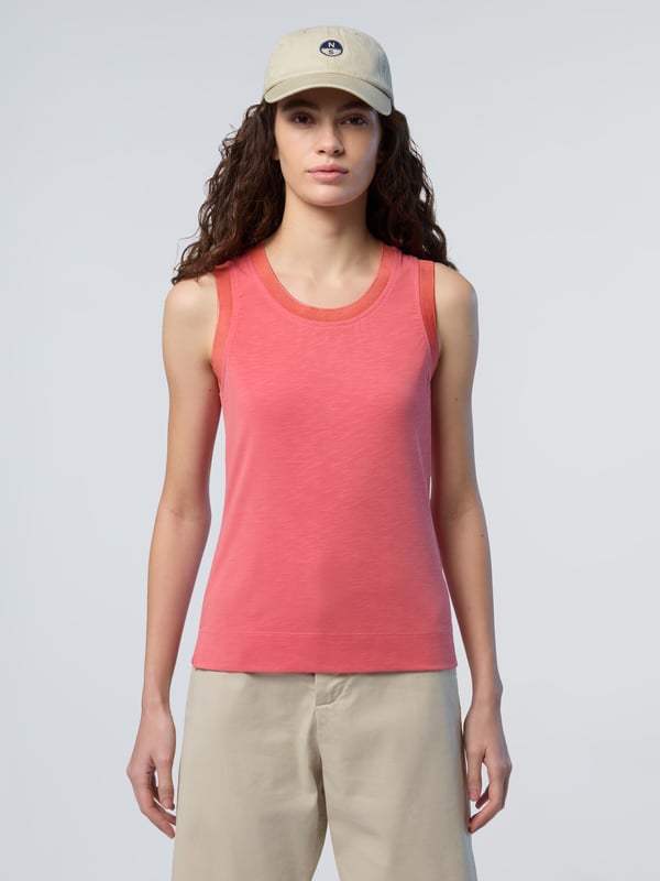 Ein klassisches Tanktop ist ein Sommer-Essential und dieses hier wird Sie nicht enttäuschen. Dieses Modell besteht aus Slub-Modal-Jersey für ein leichtes Tragegefühl und unglaubliche Weichheit und verfügt über Schlitze am Saum für maximalen Komfort. Kräftige Rippbündchen am Hals und an den Armlöchern definieren die dezente Silhouette.