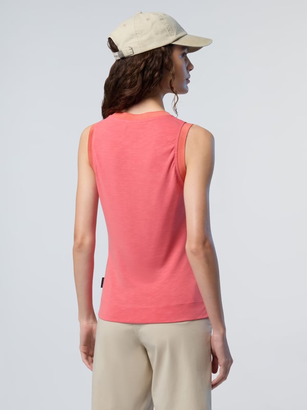 Ein klassisches Tanktop ist ein Sommer-Essential und dieses hier wird Sie nicht enttäuschen. Dieses Modell besteht aus Slub-Modal-Jersey für ein leichtes Tragegefühl und unglaubliche Weichheit und verfügt über Schlitze am Saum für maximalen Komfort. Kräftige Rippbündchen am Hals und an den Armlöchern definieren die dezente Silhouette.