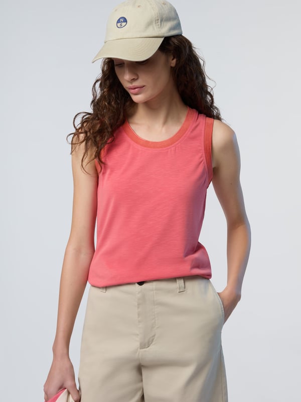 Ein klassisches Tanktop ist ein Sommer-Essential und dieses hier wird Sie nicht enttäuschen. Dieses Modell besteht aus Slub-Modal-Jersey für ein leichtes Tragegefühl und unglaubliche Weichheit und verfügt über Schlitze am Saum für maximalen Komfort. Kräftige Rippbündchen am Hals und an den Armlöchern definieren die dezente Silhouette.