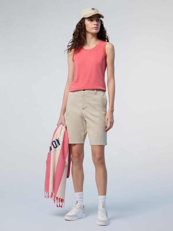 Ein klassisches Tanktop ist ein Sommer-Essential und dieses hier wird Sie nicht enttäuschen. Dieses Modell besteht aus Slub-Modal-Jersey für ein leichtes Tragegefühl und unglaubliche Weichheit und verfügt über Schlitze am Saum für maximalen Komfort. Kräftige Rippbündchen am Hals und an den Armlöchern definieren die dezente Silhouette.