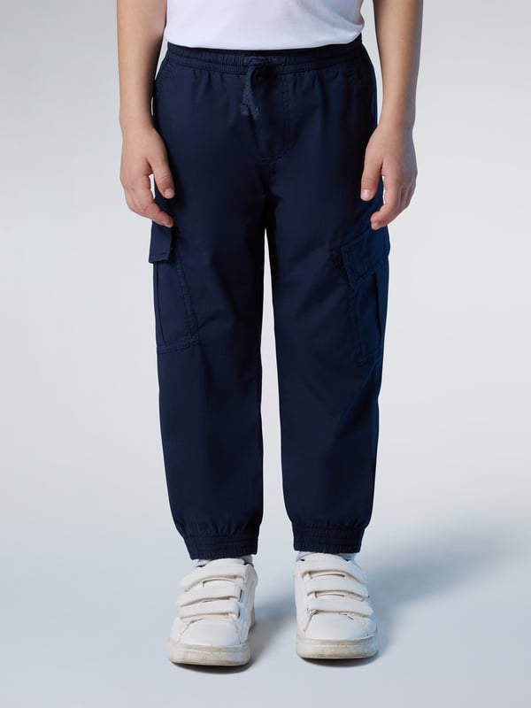 Utility-stijl met een lichtere voetafdruk. Deze cargobroek is gemaakt van stretch popeline met biologisch katoen, geteeld met minder water en genereert minder uitstoot dan reguliere vezels. Gestyled met een elastische taille met trekkoord en elastische manchetten voor een superflexibele pasvorm.