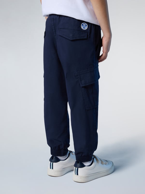 Utility-stijl met een lichtere voetafdruk. Deze cargobroek is gemaakt van stretch popeline met biologisch katoen, geteeld met minder water en genereert minder uitstoot dan reguliere vezels. Gestyled met een elastische taille met trekkoord en elastische manchetten voor een superflexibele pasvorm.
