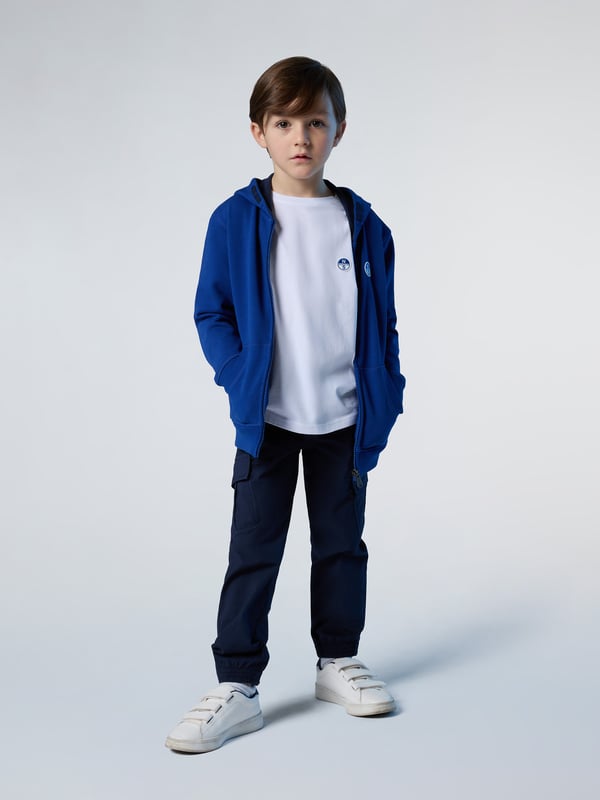 Utility-stijl met een lichtere voetafdruk. Deze cargobroek is gemaakt van stretch popeline met biologisch katoen, geteeld met minder water en genereert minder uitstoot dan reguliere vezels. Gestyled met een elastische taille met trekkoord en elastische manchetten voor een superflexibele pasvorm.