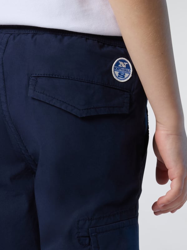 Utility-stijl met een lichtere voetafdruk. Deze cargobroek is gemaakt van stretch popeline met biologisch katoen, geteeld met minder water en genereert minder uitstoot dan reguliere vezels. Gestyled met een elastische taille met trekkoord en elastische manchetten voor een superflexibele pasvorm.