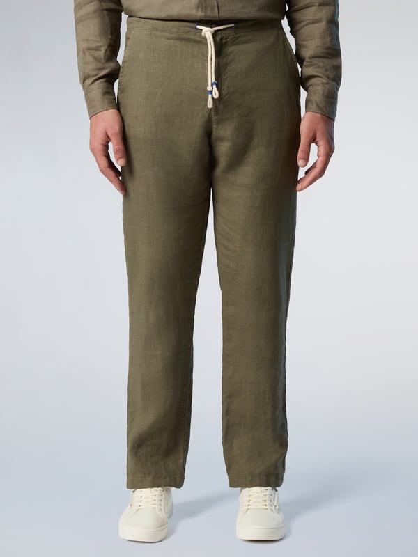 Luchtige zomerstyling op zijn best. Nog een voorbeeld van onze planeetbewuste belofte, deze linnen broek is gemaakt van Europees vlas™: gecertificeerde vezels die in Europa worden geteeld zonder het gebruik van irrigatie of GGO-zaden. Hun relaxte silhouet heeft een knoop aan de voorkant en elastiek aan de achterkant voor de perfecte balans tussen elegantie en comfort.