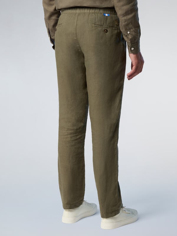 Luchtige zomerstyling op zijn best. Nog een voorbeeld van onze planeetbewuste belofte, deze linnen broek is gemaakt van Europees vlas™: gecertificeerde vezels die in Europa worden geteeld zonder het gebruik van irrigatie of GGO-zaden. Hun relaxte silhouet heeft een knoop aan de voorkant en elastiek aan de achterkant voor de perfecte balans tussen elegantie en comfort.