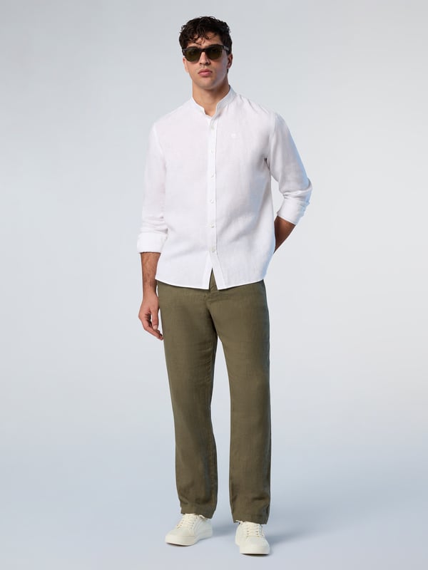 Luchtige zomerstyling op zijn best. Nog een voorbeeld van onze planeetbewuste belofte, deze linnen broek is gemaakt van Europees vlas™: gecertificeerde vezels die in Europa worden geteeld zonder het gebruik van irrigatie of GGO-zaden. Hun relaxte silhouet heeft een knoop aan de voorkant en elastiek aan de achterkant voor de perfecte balans tussen elegantie en comfort.