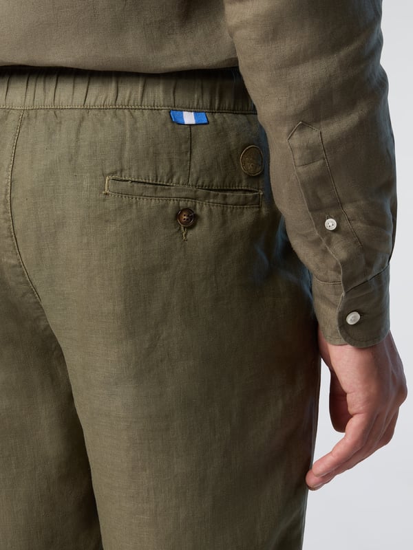 Luchtige zomerstyling op zijn best. Nog een voorbeeld van onze planeetbewuste belofte, deze linnen broek is gemaakt van Europees vlas™: gecertificeerde vezels die in Europa worden geteeld zonder het gebruik van irrigatie of GGO-zaden. Hun relaxte silhouet heeft een knoop aan de voorkant en elastiek aan de achterkant voor de perfecte balans tussen elegantie en comfort.