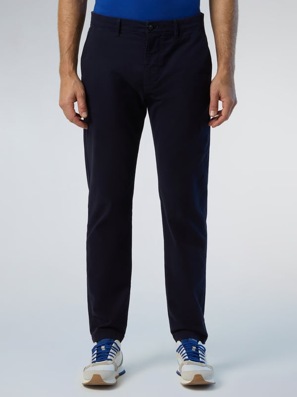 Het ultieme smart-casual icoon. Deze versie van onze Defender-chino is gemaakt met een slank, nauwsluitend silhouet van gabardine van biologisch stretch: comfortabel, elegant en ook nog eens milieubewust. Verhoogd met een ton-sur-ton logopatch boven de paspelzak aan de achterkant voor een kenmerkende North Sails-touch.