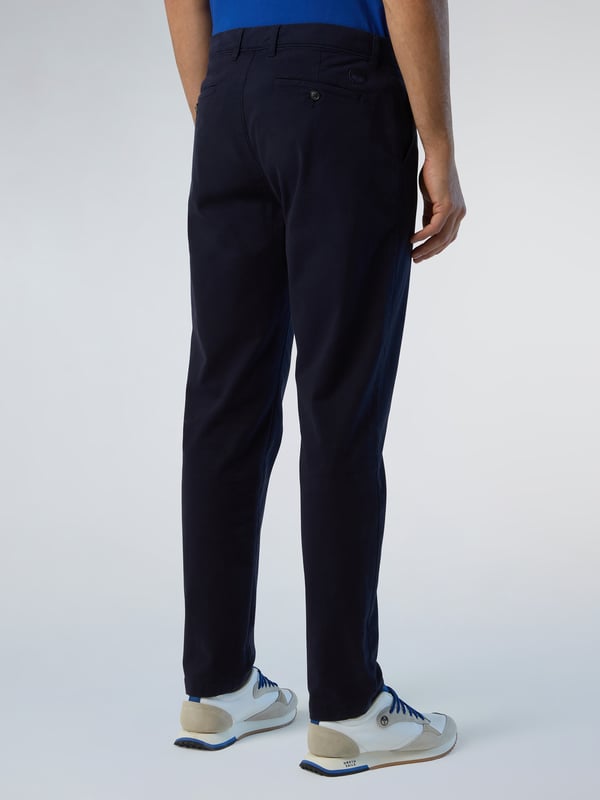 Het ultieme smart-casual icoon. Deze versie van onze Defender-chino is gemaakt met een slank, nauwsluitend silhouet van gabardine van biologisch stretch: comfortabel, elegant en ook nog eens milieubewust. Verhoogd met een ton-sur-ton logopatch boven de paspelzak aan de achterkant voor een kenmerkende North Sails-touch.