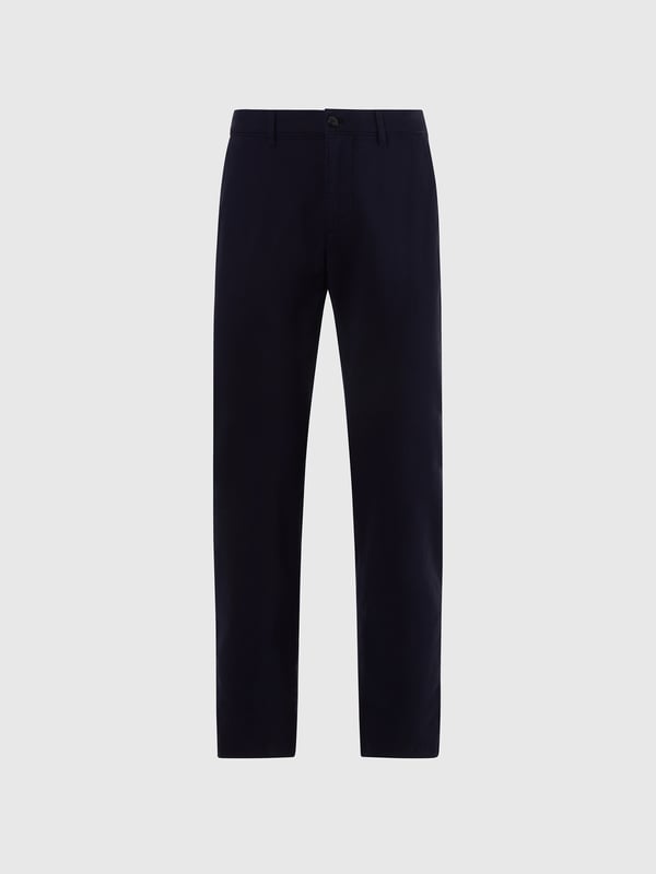 Het ultieme smart-casual icoon. Deze versie van onze Defender-chino is gemaakt met een slank, nauwsluitend silhouet van gabardine van biologisch stretch: comfortabel, elegant en ook nog eens milieubewust. Verhoogd met een ton-sur-ton logopatch boven de paspelzak aan de achterkant voor een kenmerkende North Sails-touch.