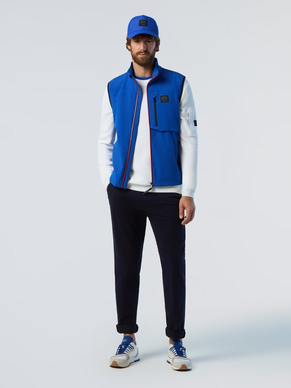Het ultieme smart-casual icoon. Deze versie van onze Defender-chino is gemaakt met een slank, nauwsluitend silhouet van gabardine van biologisch stretch: comfortabel, elegant en ook nog eens milieubewust. Verhoogd met een ton-sur-ton logopatch boven de paspelzak aan de achterkant voor een kenmerkende North Sails-touch.