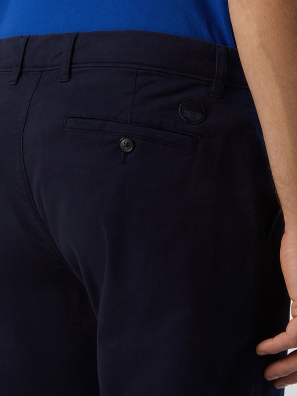 Het ultieme smart-casual icoon. Deze versie van onze Defender-chino is gemaakt met een slank, nauwsluitend silhouet van gabardine van biologisch stretch: comfortabel, elegant en ook nog eens milieubewust. Verhoogd met een ton-sur-ton logopatch boven de paspelzak aan de achterkant voor een kenmerkende North Sails-touch.