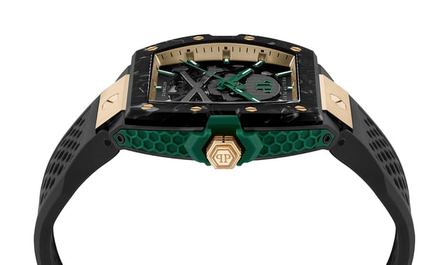 Die Philipp Plein $keleton Analoguhr für Herren ist das perfekte Zeitmessgerät, um es zu tragen oder zu verschenken. Das schwarze 44 mm Tonneau-Gehäuse kombiniert mit dem bequemen schwarzen Silikonarmband gewährleistet, dass Sie dieses beeindruckende Zeitstück ohne Kompromisse genießen können. Angetrieben von einem hochwertigen Automatikwerk und wasserdicht bis 5 Bar, wird Ihre Uhr weiterhin ticken. Fühlen Sie das Inferno an Ihrem Handgelenk. Die $keleton 2.0 von Philipp Plein ist für SS25 zurück, eine disruptive Neugestaltung der ikonischen Tonneau Automatik-Uhr, gefertigt aus einem kühnen neuen Metallarmband und gewagten Farbkombinationen. Diese Analoguhr ist mit leuchtenden Zeigern und leuchtenden Ziffern ausgestattet, das hochwertige schwarze Silikonarmband misst 21 cm in der Länge und 18,5 mm in der Breite und ist mit einer Schnalle versehen. Gehäusemaße: 42 x 44 mm, Gehäusedicke: 10 mm, Gehäusefarbe: Schwarz und Ziffernblattfarbe: Schwarz.