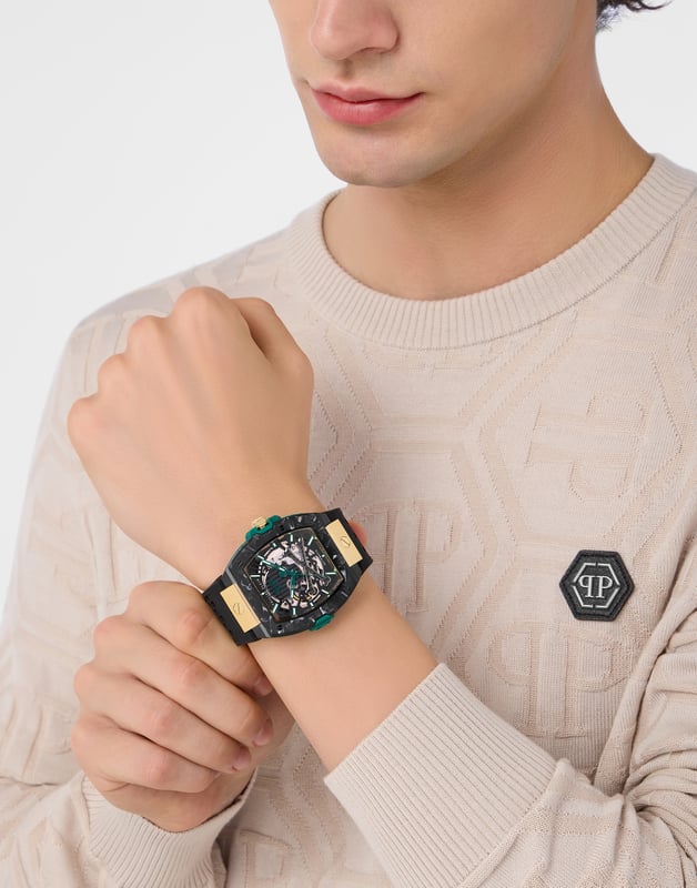 Die Philipp Plein $keleton Analoguhr für Herren ist das perfekte Zeitmessgerät, um es zu tragen oder zu verschenken. Das schwarze 44 mm Tonneau-Gehäuse kombiniert mit dem bequemen schwarzen Silikonarmband gewährleistet, dass Sie dieses beeindruckende Zeitstück ohne Kompromisse genießen können. Angetrieben von einem hochwertigen Automatikwerk und wasserdicht bis 5 Bar, wird Ihre Uhr weiterhin ticken. Fühlen Sie das Inferno an Ihrem Handgelenk. Die $keleton 2.0 von Philipp Plein ist für SS25 zurück, eine disruptive Neugestaltung der ikonischen Tonneau Automatik-Uhr, gefertigt aus einem kühnen neuen Metallarmband und gewagten Farbkombinationen. Diese Analoguhr ist mit leuchtenden Zeigern und leuchtenden Ziffern ausgestattet, das hochwertige schwarze Silikonarmband misst 21 cm in der Länge und 18,5 mm in der Breite und ist mit einer Schnalle versehen. Gehäusemaße: 42 x 44 mm, Gehäusedicke: 10 mm, Gehäusefarbe: Schwarz und Ziffernblattfarbe: Schwarz.