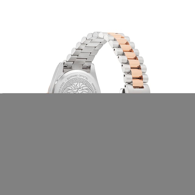 Diese Versace Millenium Analog-Uhr für Frauen ist das perfekte Zeitmessgerät zum Tragen oder Verschenken. Ihr silbernes 32 mm rundes Gehäuse kombiniert mit dem bequemen mehrfarbigen Edelstahlarmband sorgt dafür, dass Sie dieses atemberaubende Zeitstück ohne Kompromisse genießen können. Angetrieben von einem hochwertigen Quarzwerk und wasserdicht bis 3 bar, wird Ihre Uhr weiter ticken. Tauchen Sie ein in die Welt zeitloser Eleganz mit der Versace Millenium Uhr, die ein anmutiges 32 mm Gehäuse aufweist. Im Herzen zieht der furchterregende Medusakopf um 12 Uhr die Aufmerksamkeit auf sich und symbolisiert Stärke und Raffinesse. Diese Analog-Uhr ist mit leuchtenden Zeigern, leuchtenden Ziffern ausgestattet und verfügt über ein Schweizer Qualitätswerk. Das mehrfarbige Edelstahlarmband hat eine Länge von 19 cm und eine Breite von 16 mm und ist mit einem Klappverschluss versehen. Gehäusedurchmesser: 32 mm, Gehäusehöhe: 7,4 mm, Gehäusefarbe: Silber und Zifferblattfarbe: Silber.